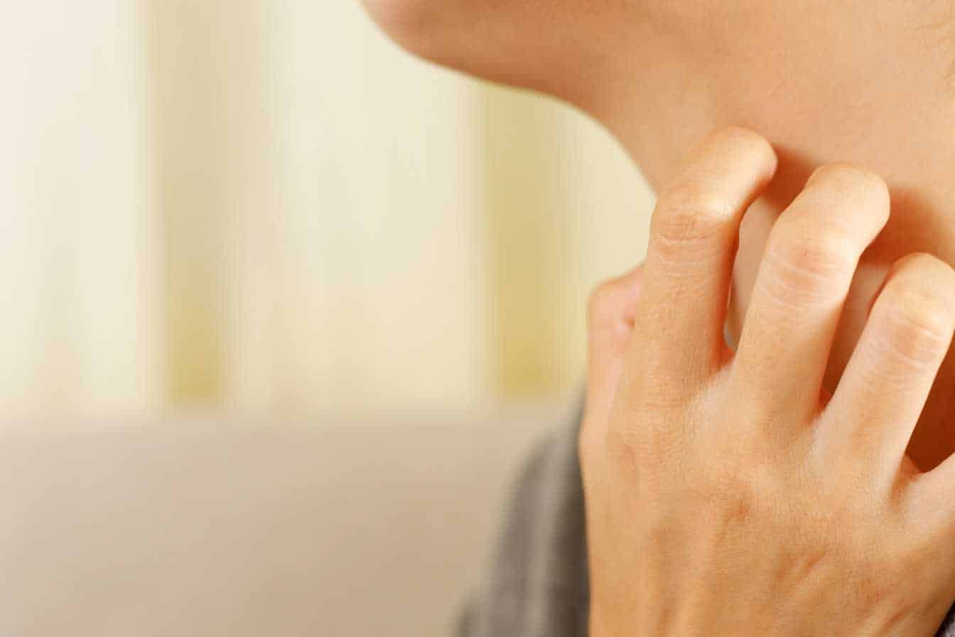 cou-qui-gratte-signification-spirituelle-2