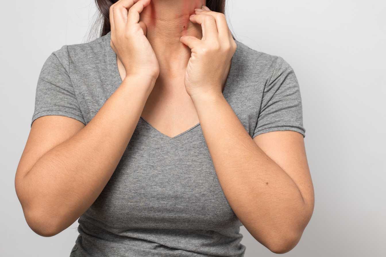 cou-qui-gratte-signification-spirituelle-3