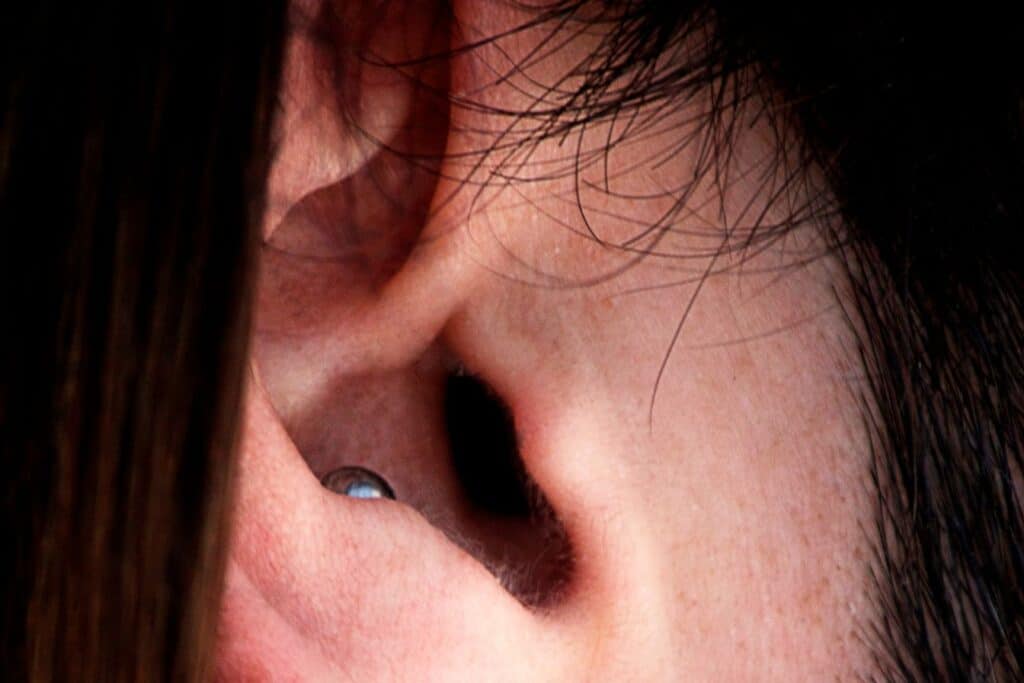 que signifie l oreille gauche qui siffle 1