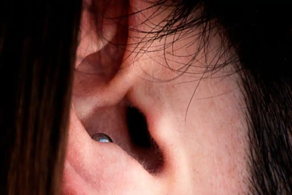 que signifie l oreille gauche qui siffle 1